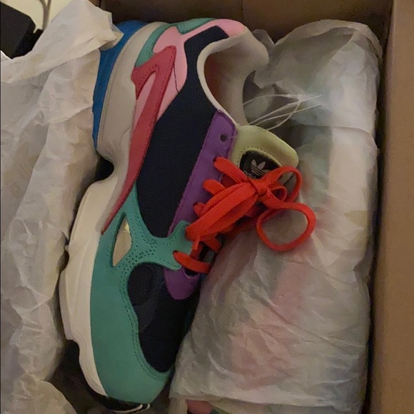 Variety of colors woman Adidas. - Picture 2 of 3